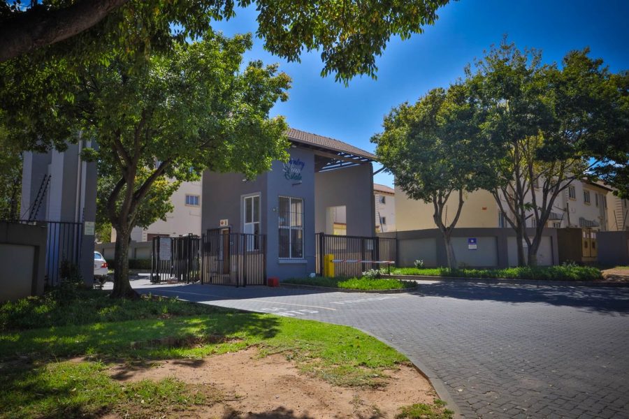 2 Bedroom Apartment : Flat for Sale in Country View (1)